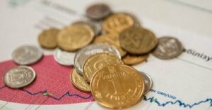 Уряд на наступний рік закладає більше коштів на кешбеки і марафон, ніж на зарплату військовим